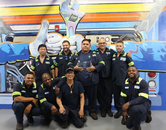 Carlos Perez (centro), posa com seu prêmio ao lado da equipe de manutenção do BCT (Foto: BCT)