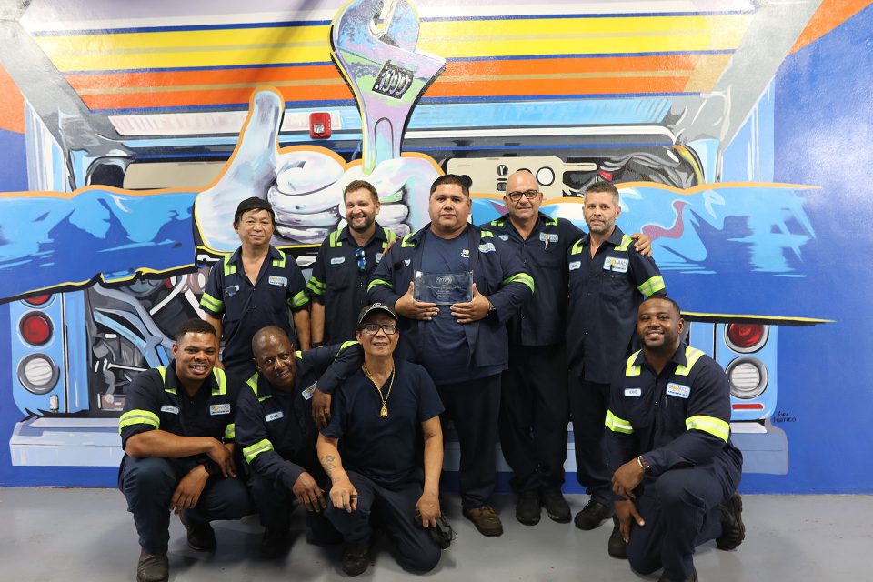 Carlos Perez (centro), posa com seu prêmio ao lado da equipe de manutenção do BCT (Foto: BCT)