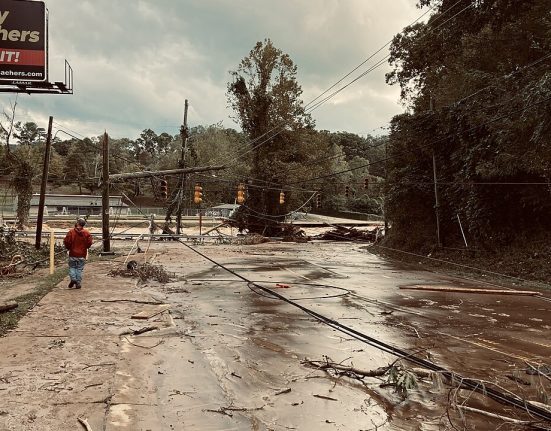 O presidente Joe Biden sobrevoou a zona de devastação na Carolina do Norte e do Sul e pôde ver em primeira mão o desastre deixado pelo furacão (Foto: Bill McMannis/Flickr)