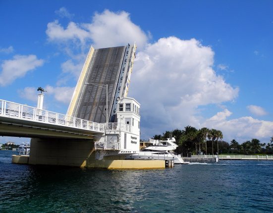 As pontes levadiças estão bloqueadas para tráfego de embarcações a partir do meio-dia de hoje (Foto: Patrick Kinney/Wikimedia)