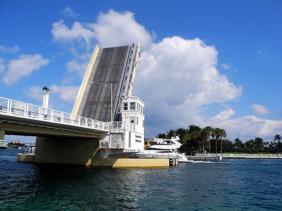 As pontes levadiças estão bloqueadas para tráfego de embarcações a partir do meio-dia de hoje (Foto: Patrick Kinney/Wikimedia)