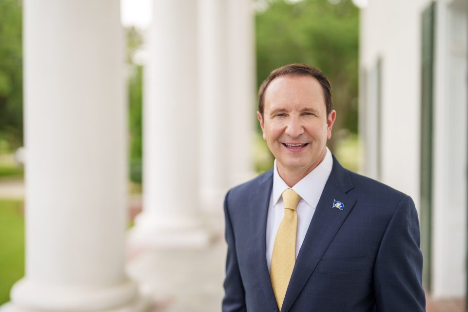 O governador da Louisiana, Jeff Landry disse que o imigrante não identificado foi transferido pelo ICE por diferentes instalações no estado, possivelmente expondo pelo menos 200 outros detentos e funcionários (Foto: Governos Jeff Landry)