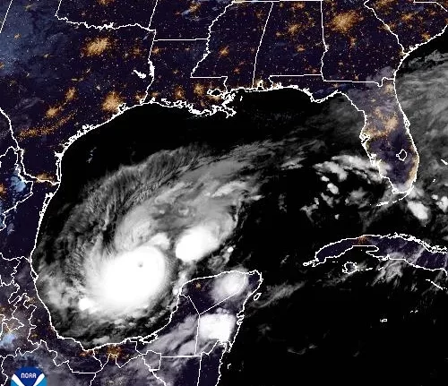 Fotografia da tormenta na manhã desta segunda-feira mostram a evolução do furacão Milton em direção à Flórida (Foto: NOAA)