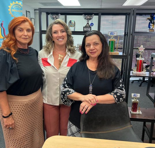 Luciana Lewis, Paola Tucunduva e Solange Gomes, líderes do grupo Mulheres do Brasil Núcleo Sul da Flórida (Foto: AcheiUSA)