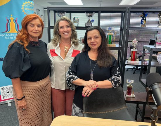 Luciana Lewis, Paola Tucunduva e Solange Gomes, líderes do grupo Mulheres do Brasil Núcleo Sul da Flórida (Foto: AcheiUSA)