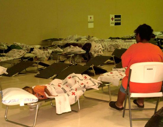 A FEMA está trabalhando com a Cruz Vermelha e outras agências locais, estaduais e federais para fornecer serviços aos moradores afetados pelo furacão (Foto: Patsy Lynch/FEMA)