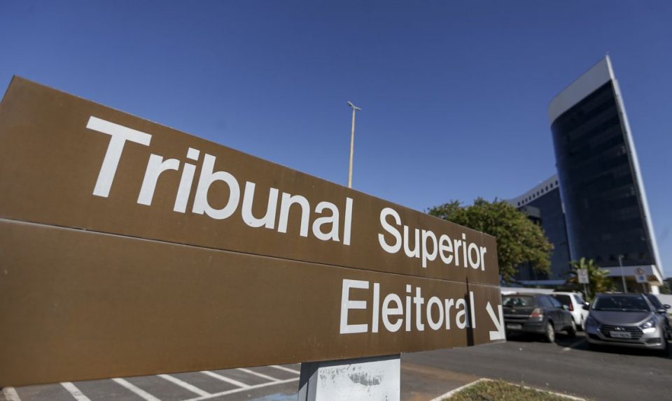 Eleitores voltam às urnas neste domingo para definir os prefeitos nas capitais e principais cidades brasileiras no segundo turno (Foto: Marcelo Camargo/Agência Brasil)