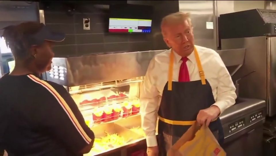 Com bom humor, Donald Trump serviu consumidores e imprensa no McDonald's (Foto: Instagram)