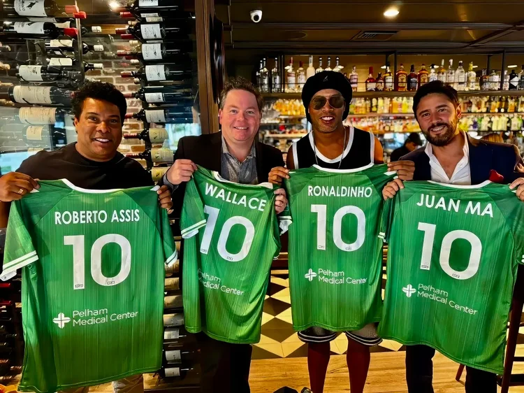 Ronaldinho torna-se sócio de clube americanoe toca sino na Bolsa de Nova York