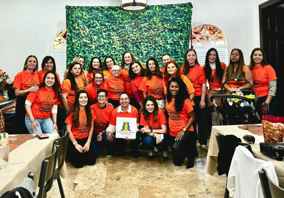 Parte do grupo que participou do evento com camiseta laranja,que é a cor da conscientização contra a violência feminina promovida pelo grupo