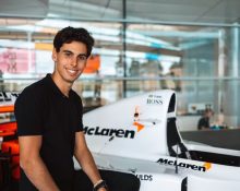 Gabriel Bortoleto, campeão da F3 2023, posa ao lado da McLaren MP4/8 de Ayrton Senna na sede da equipe britânica (Foto: Divulgação)