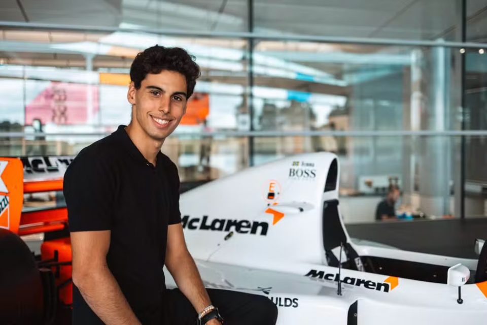 Gabriel Bortoleto, campeão da F3 2023, posa ao lado da McLaren MP4/8 de Ayrton Senna na sede da equipe britânica (Foto: Divulgação)