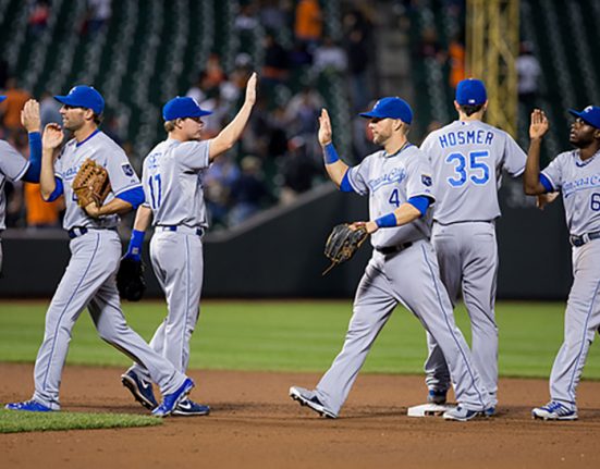 Jogadores do Los Angeles Dodgers comemoram o título da Major League Baseball no campo do adversário (Foto: Keith Allison/Flickr)