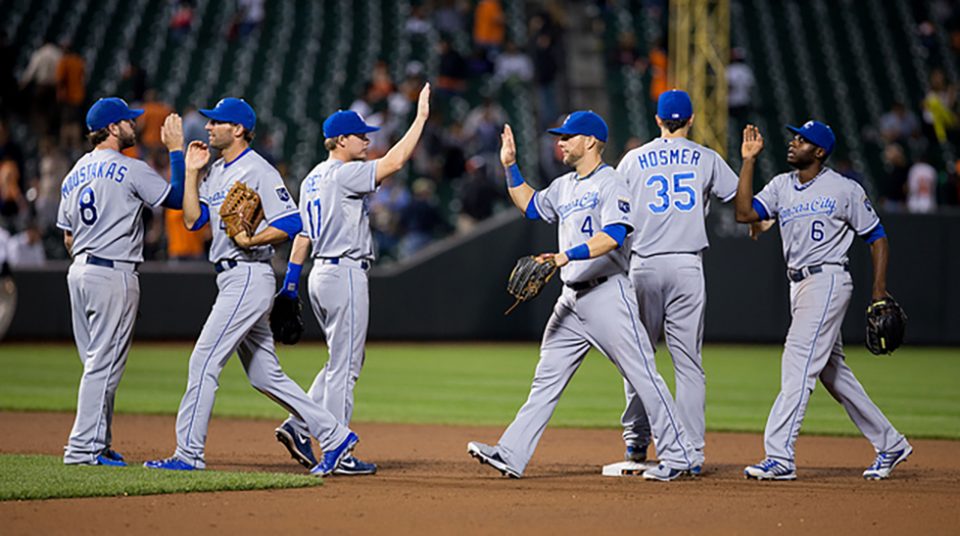 Jogadores do Los Angeles Dodgers comemoram o título da Major League Baseball no campo do adversário (Foto: Keith Allison/Flickr)