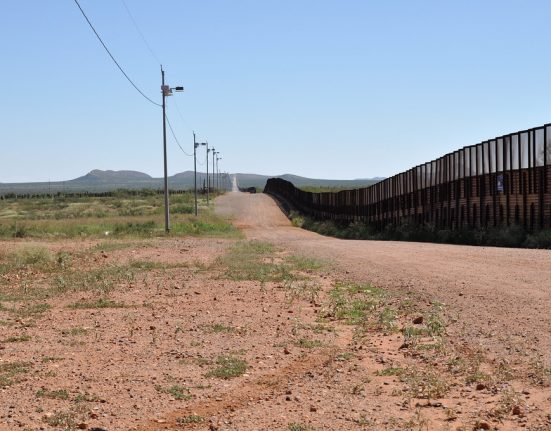 Fronteira do México com o Arizona (Foto: Jonathan Mcintosh/Flickr)