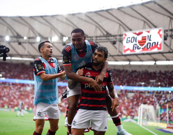 O grande destaque foi o ressurgimento de Gabigol , autor de dois gols que levou os torcedores à loucura no Maracanã lotado (Foto: Marcelo Cortes/CRF)