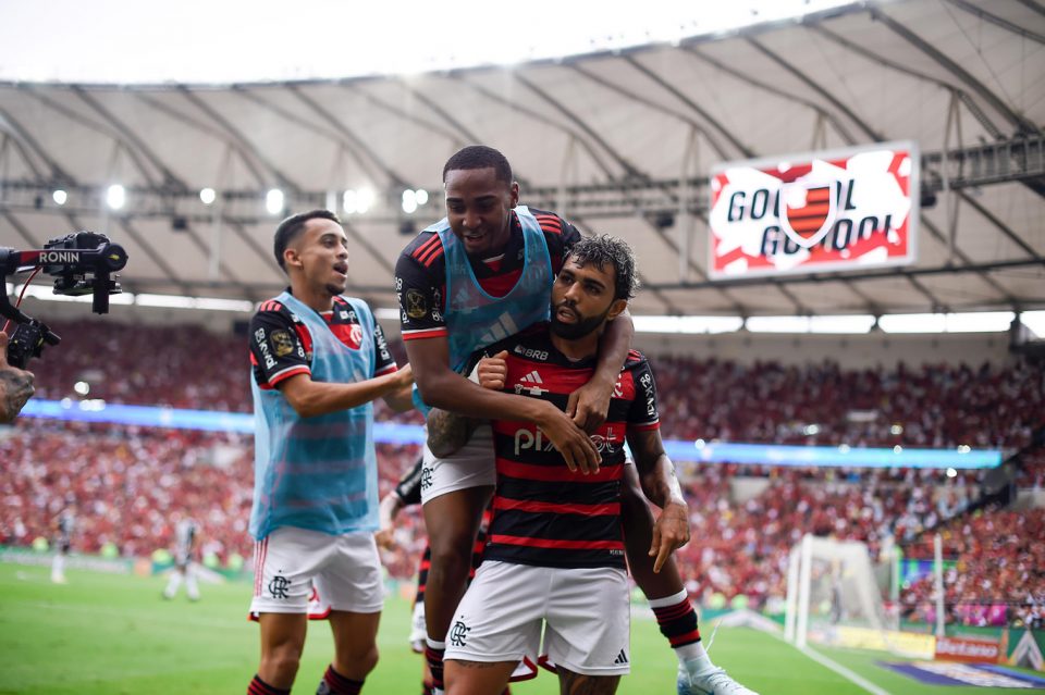 O grande destaque foi o ressurgimento de Gabigol , autor de dois gols que levou os torcedores à loucura no Maracanã lotado (Foto: Marcelo Cortes/CRF)