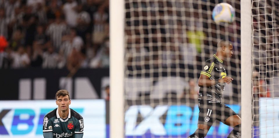 Depois de um longo período de recuperação de uma lesão, Junior Santos retornou ao time na vitória do Fogão sobre o Vasco, marcando o terceiro gol do líder do Brasileirão (Foto: Assessoria de Comunicação)