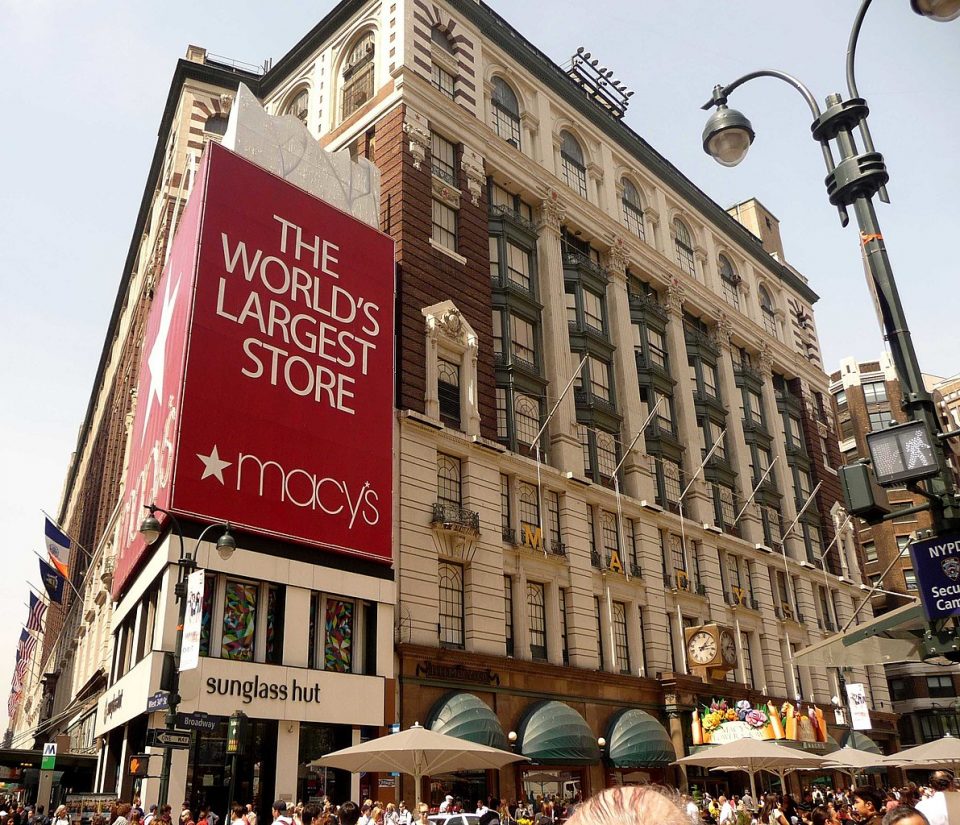 A Macy's deveria divulgar os resultados do terceiro trimestre na terça-feira (26), mas disse que o relatório seria adiado para 11 de dezembro para permitir a conclusão de sua investigação independente (Foto: Mike Strand/Wikimedia)