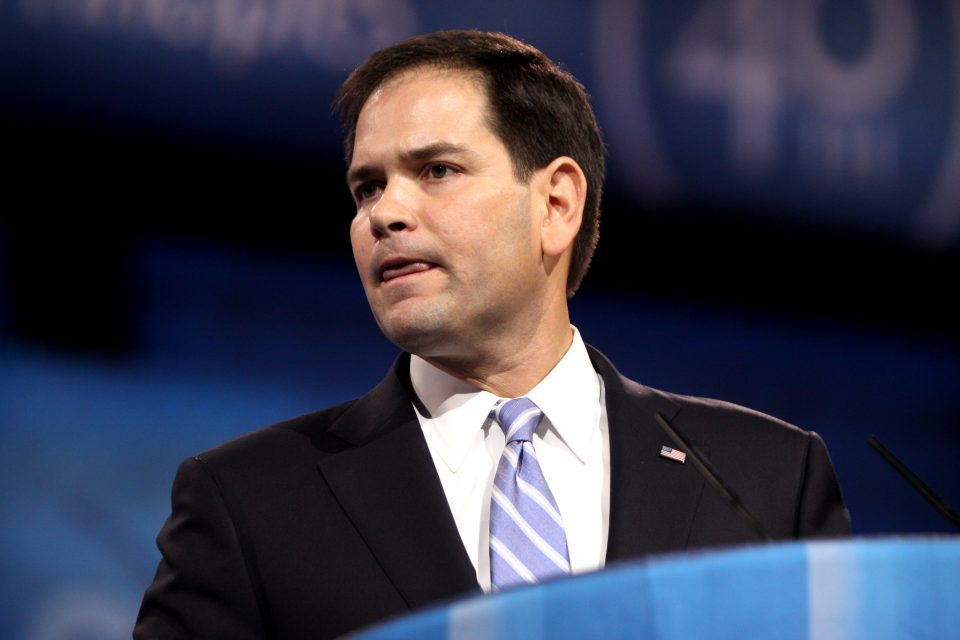 Marco Rubio afirmou que contratos cancelados representavam gastos que "não serviram os principais interesses" do país (Foto: Gage Skidmore/Flickr)