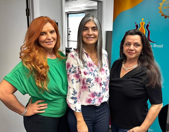 Luciana Lewis e Solange Gomes, do grupo Mulheres do Brasil - Núcleo Sul da Flórida, conversam com a especialista em saúde mental e psiquiatria Erika Regis (Foto: AcheiUSA)