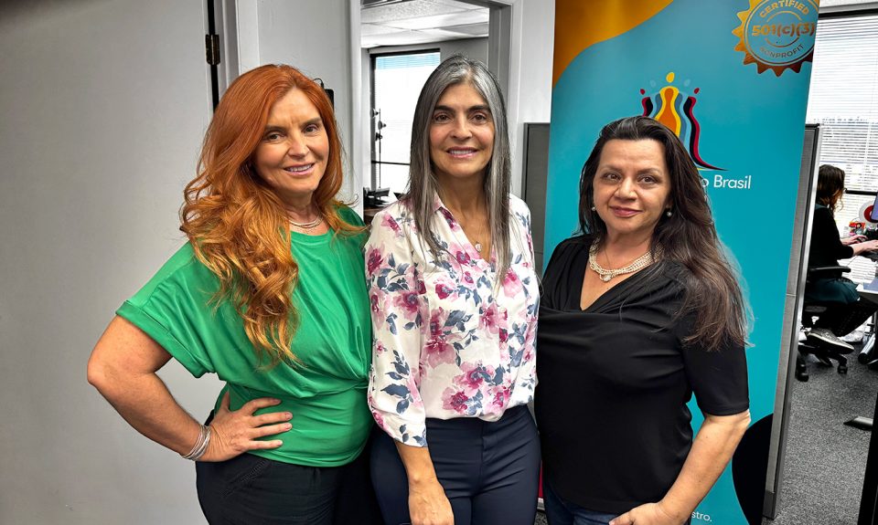 Luciana Lewis e Solange Gomes, do grupo Mulheres do Brasil - Núcleo Sul da Flórida, conversam com a especialista em saúde mental e psiquiatria Erika Regis (Foto: AcheiUSA)