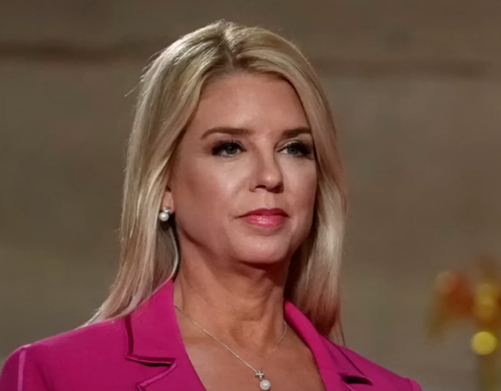 Pam Bondi, 59 anos, é uma aliada de Trump que atuou como uma de suas advogadas de defesa durante seu primeiro julgamento de impeachment (Foto: Reprodução/TV)