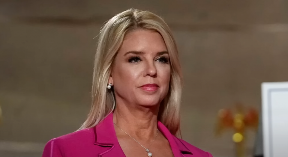 Pam Bondi, 59 anos, é uma aliada de Trump que atuou como uma de suas advogadas de defesa durante seu primeiro julgamento de impeachment (Foto: Reprodução/TV)