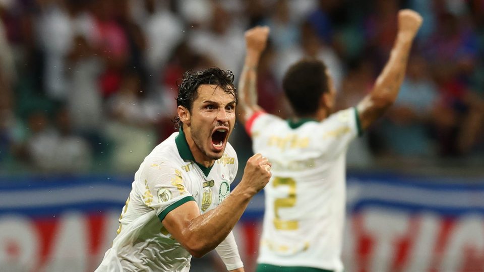 Golaço de falta de Raphael Veiga igualou a partida na Arena Fonte Nova e abriu caminho para o triunfo do Verdão
Foto: Cesar Greco / SEP (Foto: Cesar Greco/Palmeiras/by Canon)