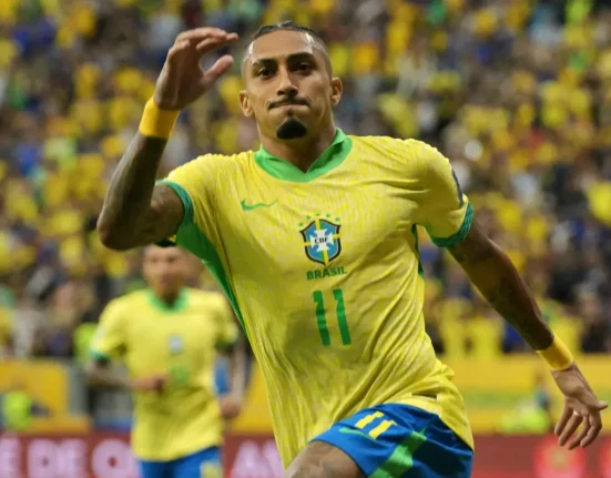 Raphinha fez o gol do Brasil em bela cobrança de falta no final do primeiro tempo (Foto: FIFA)