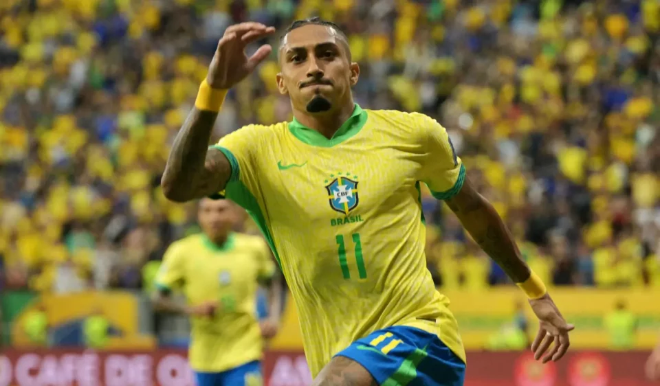 Raphinha fez o gol do Brasil em bela cobrança de falta no final do primeiro tempo (Foto: FIFA)