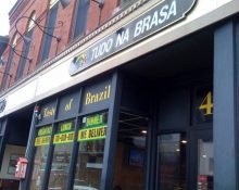 Pai e filho, proprietários de dois restaurantes brasileiros em Woburn, Massachusetts, Taste of Brazil – Tudo Na Brasa e The Dog House Bar and Grill, se declararam culpados de conspirar para contrabandear imigrantes do Brasil para os Estados Unidos (Foto: Yelp)