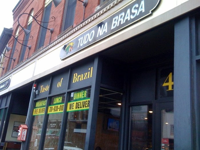 Pai e filho, proprietários de dois restaurantes brasileiros em Woburn, Massachusetts, Taste of Brazil – Tudo Na Brasa e The Dog House Bar and Grill, se declararam culpados de conspirar para contrabandear imigrantes do Brasil para os Estados Unidos (Foto: Yelp)