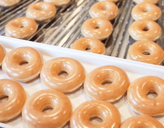 A rede Krispy Kreme promove o “DOUGHmocracy”, com a distribuição gratuita de donut glaceado original aos consumidores (Foto: reprodução rede social Krispy Kreme