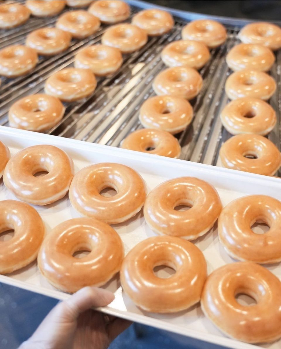 A rede Krispy Kreme promove o “DOUGHmocracy”, com a distribuição gratuita de donut glaceado original aos consumidores (Foto: reprodução rede social Krispy Kreme