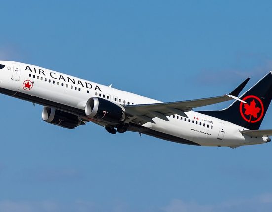 As políticas de bagagem de mão da Air Canada seguem os passos das companhias aéreas de baixo custo que cobram um custo adicional pela bagagem de mão maior do que o item pessoal gratuito (Foto: Wikipedia)