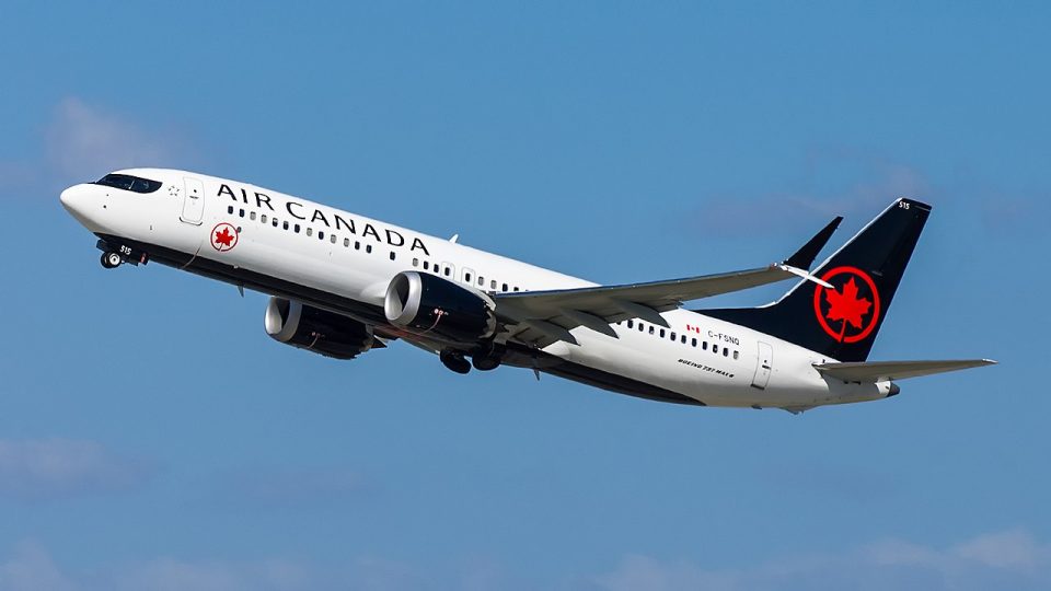 As políticas de bagagem de mão da Air Canada seguem os passos das companhias aéreas de baixo custo que cobram um custo adicional pela bagagem de mão maior do que o item pessoal gratuito (Foto: Wikipedia)