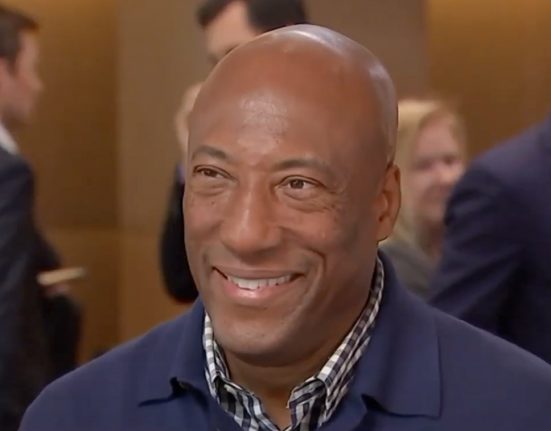 Byron Allen, fundador, presidente e CEO do Allen Media Group, se sentiu discriminado pelo fato de sua empresa estar relegada à publicidade exclusiva para negros do McDonald's, que tem um orçamento menor do que aquele destinado ao mercado geral de anunciantes (Foto: Reprodução TV)