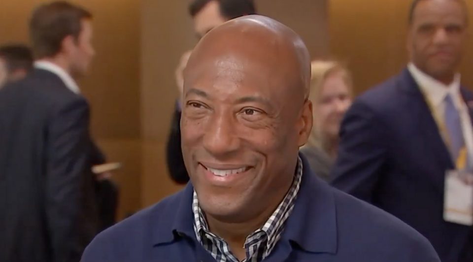 Byron Allen, fundador, presidente e CEO do Allen Media Group, se sentiu discriminado pelo fato de sua empresa estar relegada à publicidade exclusiva para negros do McDonald's, que tem um orçamento menor do que aquele destinado ao mercado geral de anunciantes (Foto: Reprodução TV)