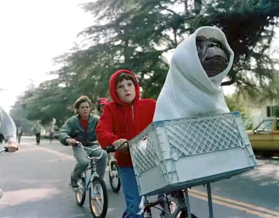 Com “E.T.–O Extraterrestre”, Spielberg mostrou como um filme pode alavancar outras marcas. O filme, que teve um orçamento de $11 milhões, arrecadou $792 milhões nas bilheterias (Foto: Divulgação)