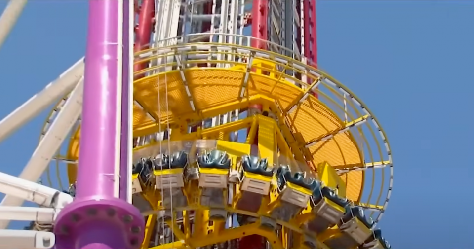 A torre de queda FreeFall foi desmontada em 2023 (Foto: Reprodução TV)