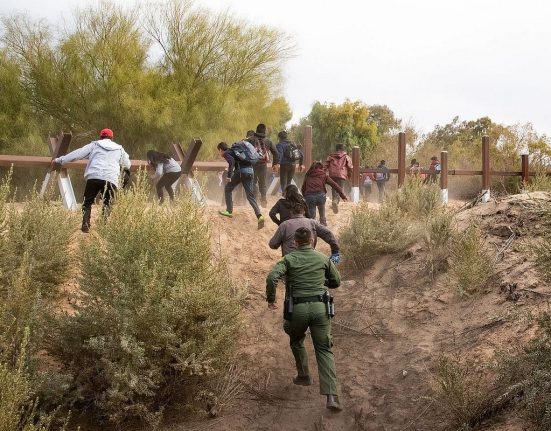 O governo do estado do Texas enviou mais unidades de soldados, oficiais do Departamento de Segurança Pública (DPS) e veículos blindados para a área de fronteira nos últimos dias (Foto: rawpixel.com)