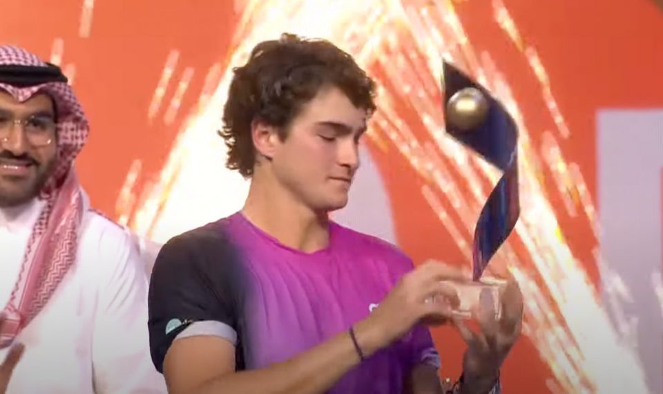 João Fonseca desponta como a grande esperança do tênis brasileiro. Ele participa pela primeira vez do Australian Open, seu primeiro torneio de Grand Slam (Foto: Reprodução TV)