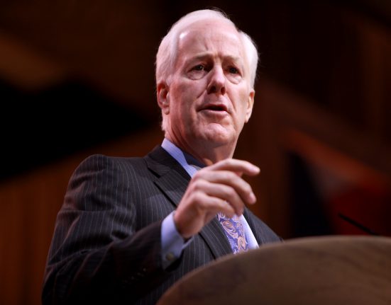 O senador John Cornyn propôs começar com 1.3 a 1.6 milhão de pessoas com ordens de deportação (Foto: Gage Skidmore/Flickr)