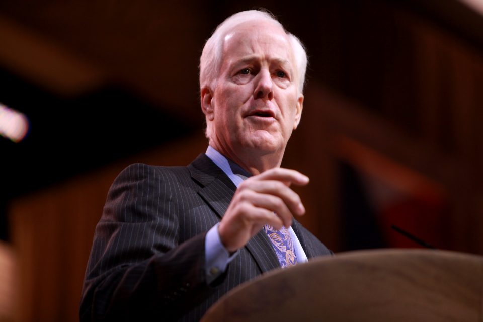 O senador John Cornyn propôs começar com 1.3 a 1.6 milhão de pessoas com ordens de deportação (Foto: Gage Skidmore/Flickr)