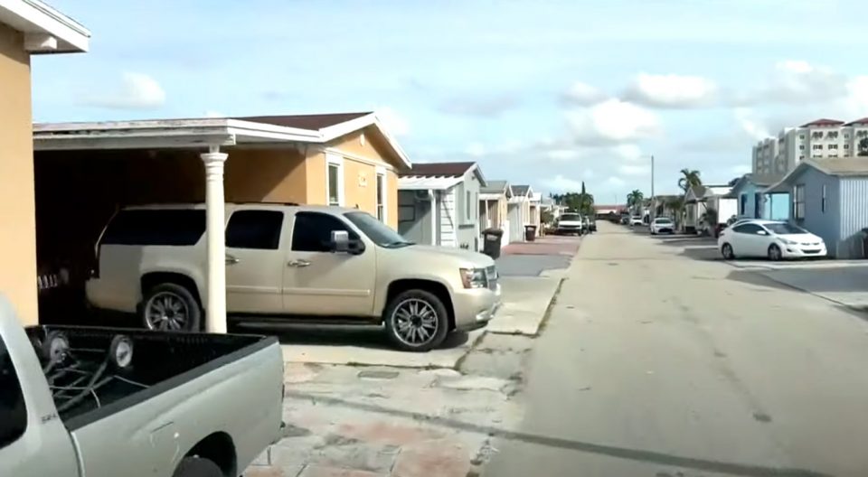 Agentes imobiliários inescrupulosos estão vendendo imóveis em trailers que devem ser desocupados até maio de 2025 porque a área terá outra finalidade (Foto: Reprodução TV)