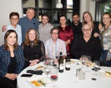 Ronira Fruhstuck, Carlos Wesley, Valdemar Silva, Solange Gomes, Demetrius Borges, Ana Paula Franco e Raquel Aranha (em pé), Cintia Lima, Esterliz e Jorge Nunes, e Antonio Tozzi