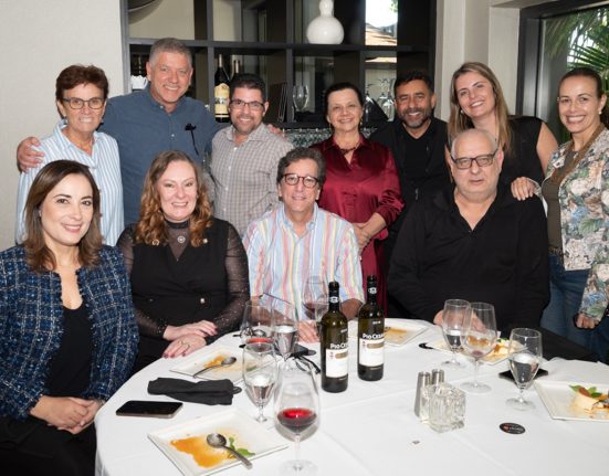 Ronira Fruhstuck, Carlos Wesley, Valdemar Silva, Solange Gomes, Demetrius Borges, Ana Paula Franco e Raquel Aranha (em pé), Cintia Lima, Esterliz e Jorge Nunes, e Antonio Tozzi