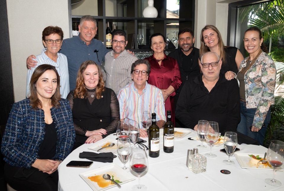 Ronira Fruhstuck, Carlos Wesley, Valdemar Silva, Solange Gomes, Demetrius Borges, Ana Paula Franco e Raquel Aranha (em pé), Cintia Lima, Esterliz e Jorge Nunes, e Antonio Tozzi