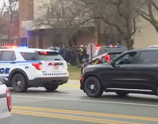 Policiais estiveram no local do tiroteio, na Abundant Life Christian School em Madison, Wisconsin (Foto: Reprodução TV)